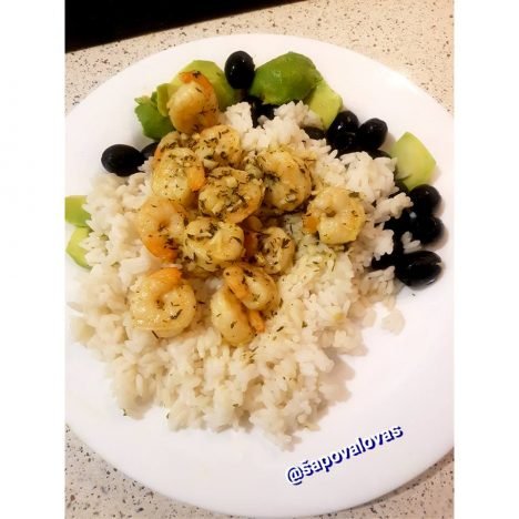 Krevetės su žolelėms