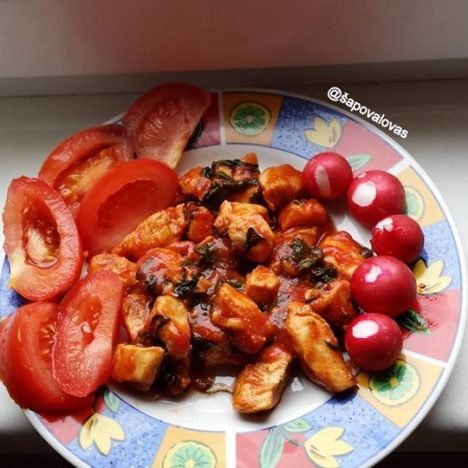 Čili vištiena su baziliku