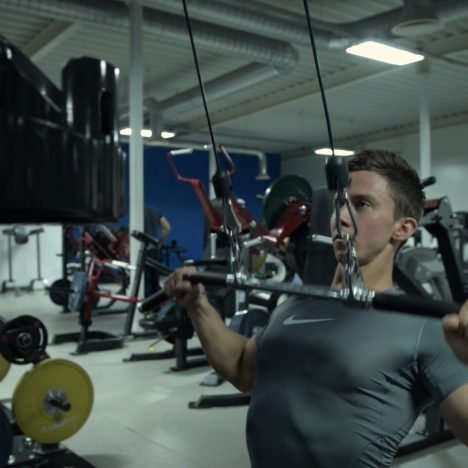 Vertikalaus lyno traukimas prie krūtinės